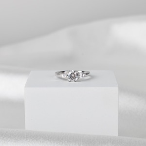 แหวนเพชรเพาะเลี้ยง 1.20 กะรัต D VVS2 รับรองโดย IGI ทรงสามเม็ด รูปทรงกลมเจียระไนแบบ Ideal Cut ด้านข้างทรง Trapezoid ทองคำขาว 18K สำหรับหมั้น - Product Image 6