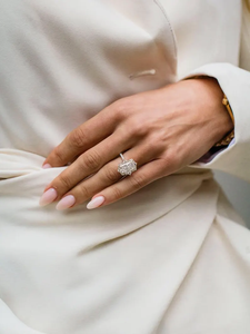 Bague de fiançailles de luxe en or avec halo de diamants de laboratoire taille radiant allongée et sertissage pavé, bijoux fins pour mariage - Product Image 2