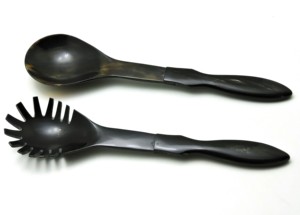Ensemble de 2 cuillères à salade en corne de buffle, design unique, fabriquées à la main à partir de corne naturelle, à prix abordable. - Product Image 2