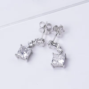 ต่างหูเพชรทรงเจ้าหญิงแบบยูนีค เพชรเลี้ยงในห้องปฏิบัติการ ทองคำแท้ 14K สี E รับรองโดย IGI เครื่องประดับงานแต่งงานสำหรับผู้หญิงแบบคลาสสิก - Product Image 2