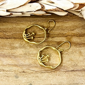 Boucles d'oreilles pendantes champignon bohèmes au design unique, boucles d'oreilles tribales en laiton pour femmes, plaquées or 18 carats, boucles d'oreilles créoles nature pour la vente en gros OEM ODM - Product Image 6