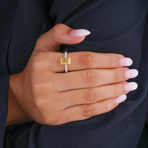 Bague de fiançailles bicolore en or jaune avec diamant jaune de laboratoire taille radiant allongée, micro-pavé et griffes en or jaune - Product Image 1