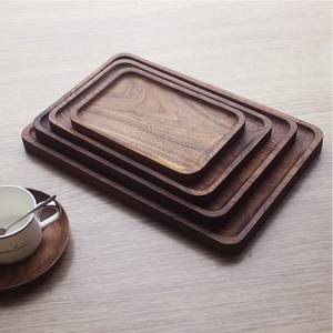 Plateau de service élégant en bois avec poignées pour un transport facile, idéal pour la table à manger et la décoration de la maison - Product Image 1