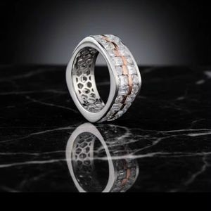 Bague éternité moderne en or blanc 14 carats avec halo de diamants de laboratoire, émeraudes et diamants ronds, bijoux fins, cadeau d'anniversaire pour petite amie - Product Image 1