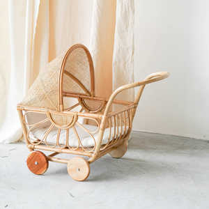 Poussette en rotin pour poupée, jouet pour bébé fille et garçon, avec roues, fabrication artisanale de haute qualité, poussette stable pour enfants, jouet pour poupées - Product Image 5