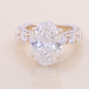 Anillo de Compromiso y Boda Avina Jewels con Diamante Cultivado en Laboratorio de Corte Ovalado Certificado por IGI, Chapado en Oro de 18K con Banda de Diamantes - Product Image 1