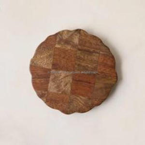 Planche à découper en bois traditionnelle qui ajoute une touche classique à la préparation des repas et à la cuisine maison - Product Image 4