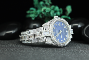 Reloj de Cuarzo de Lujo para Hombre con Incrustaciones de Diamantes |   Reloj de pulsera de acero inoxidable con pavé de diamantes de imitación |   Reloj de Joyería con Esfera Azul y Logotipo Personalizado - Product Image 5