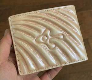 Cartera de Negocios Bifold Minimalista para Hombre, de Cuero Genuino, con Bloqueo RFID, Impermeable, con Diseño de Caramelo y Forro de Cuero Genuino - Product Image 1