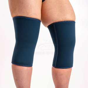 Las mangas elásticas se ajustan de forma segura alrededor de la rodilla sin deslizarse, lo que ofrece comodidad y movilidad duraderas. - Product Image 3