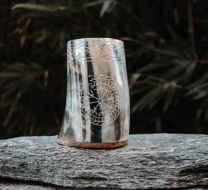 Mug en corne de buffle, artisanal, rustique, design classique traditionnel, finition lisse, motif unique. - Product Image 3