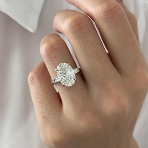 Anillo de Compromiso de Lujo con Diamante Ovalado de 5 Quilates E VVS2 Cultivado en Laboratorio, con Tres Piedras y Piedras Laterales Baguette en Oro Blanco o Platino - Product Image 3
