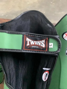 Gants de boxe en cuir personnalisés avec protège-tibias, gants professionnels pour le sparring et l'entraînement, antidérapants et anti-humidité - Vert olive - Product Image 4