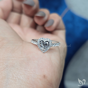 Anillo de Compromiso con Diamante de 1 Quilate en Forma de Corazón con Halo, Piedra Cultivada en Laboratorio, Banda Brillante con Pavé, Oro Blanco - Product Image 5