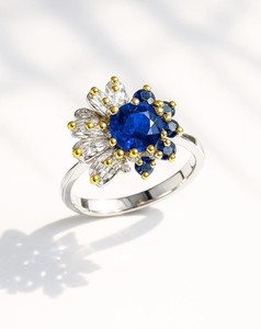 แหวนไพลินสีน้ำเงินวินเทจ รับรองโดย IGI เครื่องประดับแต่งงานสุดหรู ออกแบบมาเพื่อความสง่างามแบบราชวงศ์และสไตล์โบราณเหนือกาลเวลา - Product Image 1