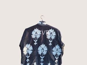 เสื้อแจ็คเก็ตกำมะหยี่สไตล์จีน คอจีน แขนยาว ปักลายดอกไม้ด้วยมือ เสื้อคลุมฤดูใบไม้ร่วง สำหรับผู้ใหญ่ ไซส์พลัส - Product Image 4