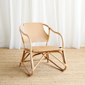 Silla de Diseño Moderna con Reposabrazos de Ratán, Tapizada en Cuero PU y Patas de Madera - Product Image 3