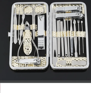 Kit Profesional de Manicura y Pedicura de 19 Piezas y 4 Colores con Herramientas de Acero Inoxidable Negro/Rojo/Amarillo/Azul con Bolsa de PU - Product Image 2