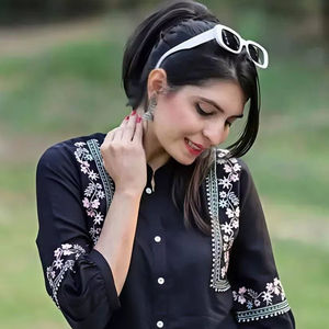 Tunique élégante noire en rayonne et viscose brodée pour femme – Tenue décontractée et chic - Product Image 1