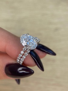 แหวนหมั้นเพชรรูปไข่ 2.75 กะรัต สี E ความสะอาด VVS2 เพชรเลี้ยงในห้องปฏิบัติการ รับรองโดย IGI พร้อมวงแหวนแต่งงานเพชรเข้าชุดแบบซ่อนรูปทรงฮาโล - Product Image 5