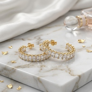 ต่างหูเพชรทรงบาร์แบบเปิดประดับมรกต 5.20 กะรัต - Product Image 1