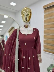 Robe Anarkali Choli Brodé Bordeaux pour Femme avec Bordure en Dentelle Dorée Fantaisie, Tenue Ethnique Indienne Traditionnelle à Séchage Rapide pour Mariage - Product Image 3