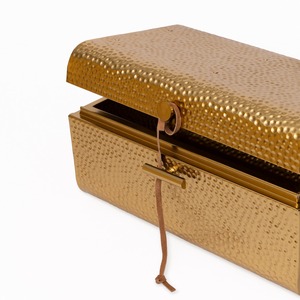 Ensemble de coffres élégants en or brillant avec texture martelée et fermoirs raffinés pour une décoration de rangement luxueuse et moderne. - Product Image 4