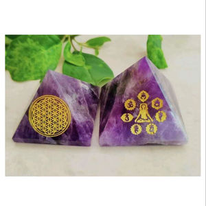 Pyramide d'orgonite en agate naturelle gravée, améthyste, pour la méditation et l'énergie de guérison - Product Image 1