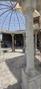Gazebo Clásico Redondo para Jardín con Cúpula de Hierro Fundido y Columnas Blancas para Uso en Exteriores - Product Image 6