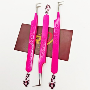 Pince à épiler professionnelle pour extensions de cils avec logo personnalisé, couleur rose, en acier inoxydable, modèle Poupée de Noël, à 90 degrés - Product Image 1