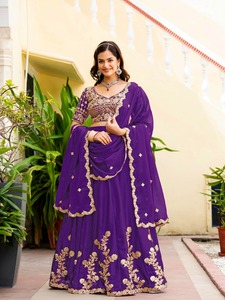 Ensemble Lehenga Choli violet brodé or, tenue indienne pakistanaise longue pour femme, idéal pour mariage et soirée - Product Image 1