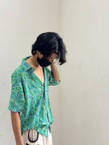เสื้อเชิ้ตผู้ชายสีเขียวลายพิมพ์เพสลีย์ ผ้าฝ้ายลำลอง แขนยาว ปกคอปก ผ้าป๊อปลินทอระบายอากาศสำหรับฤดูร้อน - Product Image 1