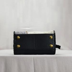 Bolso de Mano de Cuero Vacuno de Lujo con Panel Floral Repujado, Cierre de Cremallera, Asa Superior y Diseño de Cuero Duradero - Product Image 4
