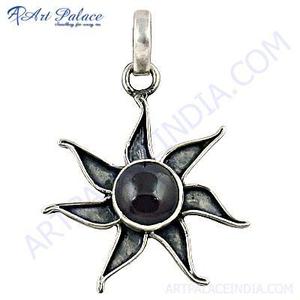 Colgante de plata fina estilo Sol con abalorio de logotipo personalizable de piedras preciosas granate - Product Image 1