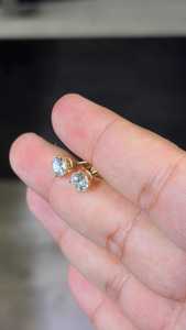 Pendientes Clásicos Solitaire – Corte Redondo VVS Moissanite, Plata 925 con Baño de Rodio - Product Image 6
