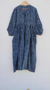 เดรสสั้นผ้าฝ้ายแท้ 100% ลายดอกสีคราม พิมพ์ลายด้วยมือ ทรงปกติ สไตล์โบโฮ แขน 3/4 คอวี ทรงเอไลน์ สำหรับฤดูร้อนและฤดูใบไม้ร่วง - Product Image 3