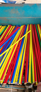 Escoba con mango de madera duradero y colorido, 25-34 pulgadas, ligera, para limpieza del hogar, cerdas de fibra de maíz sin desprendimiento, estilo básico - Product Image 2