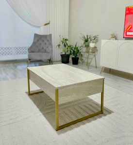 Table basse effet marbre : pieds en métal doré, décoration moderne pour salon - Product Image 1
