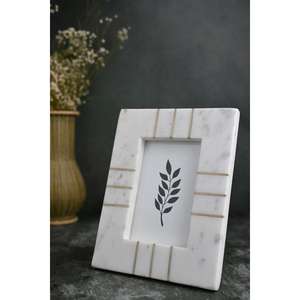 Cadre de table élégant en résine - Product Image 1