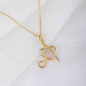 Collar con colgante de diamante con letra inicial A entrelazada con un corazón - Product Image 3