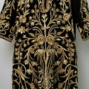 Casulla Ecológica Bordada a Mano con Diseño Floral en Negro y Dorado, Tela de Terciopelo Negro con Hilo Dorado - Product Image 5
