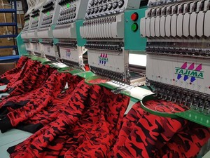 Chemise camouflage à manches longues pour homme, rouge et noir avec bordure contrastante, style streetwear, tissu ultra doux, fabrication de logo personnalisé - Product Image 6