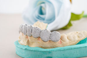 Nuevas llegadas: Grillz de Hiphop de lujo, modernos y de alta gama, con incrustaciones de Moissanita de corte brillante redondo, para dientes superiores e inferiores, chapados en oro. - Product Image 3