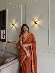 Sari en soie violette avec bordure en dentelle brodée, tenue traditionnelle indienne pour femmes, pour les occasions de mariage et de Diwali, séchage rapide, protection solaire - Product Image 4