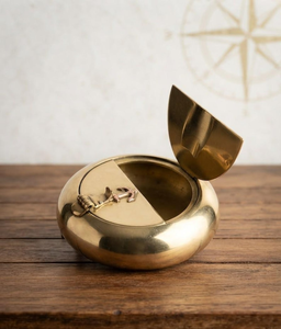 Cendrier de luxe en laiton en forme de roue de bateau nautique avec emblème d'ancre et couvercle à charnière, accessoire de table maritime pour fumeurs - Product Image 4