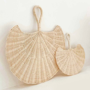 Decoración de pared hecha a mano, abanicos de ratán sostenibles, piezas de arte colgantes, mejor precio, abanicos artesanales al por mayor - Product Image 1