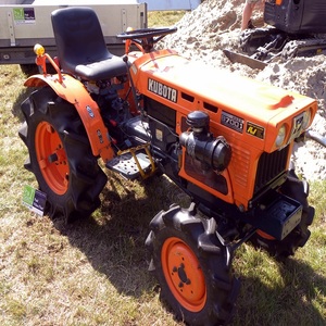 Tracteur compact Kubota B7001 de qualité assurée, moteur diesel fiable, performance agricole fluide - Product Image 5