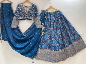Chaniya Choli de Seda Real Rusa con Bordado a Mano con Espejos, Dupatta de Chinnon, Diseño de Diseñador, para Bodas y Navratri, para Mujer - Product Image 1