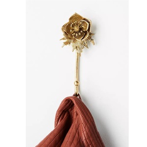 Crochet mural vintage en laiton avec finition résistante à la rouille pour le rangement des sacs sur les murs ou derrière les portes - Product Image 1
