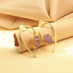 Pendientes de aro artesanales de latón chapado en oro con piedra de amatista en bruto – Joyería moderna y llamativa para mujer - Product Image 1